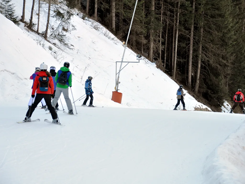 Skifahrende an der Bergstation des Schlepplifts.